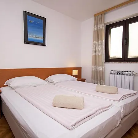 Lada, 50 M Vom Entfernt * Pjescana Uvala